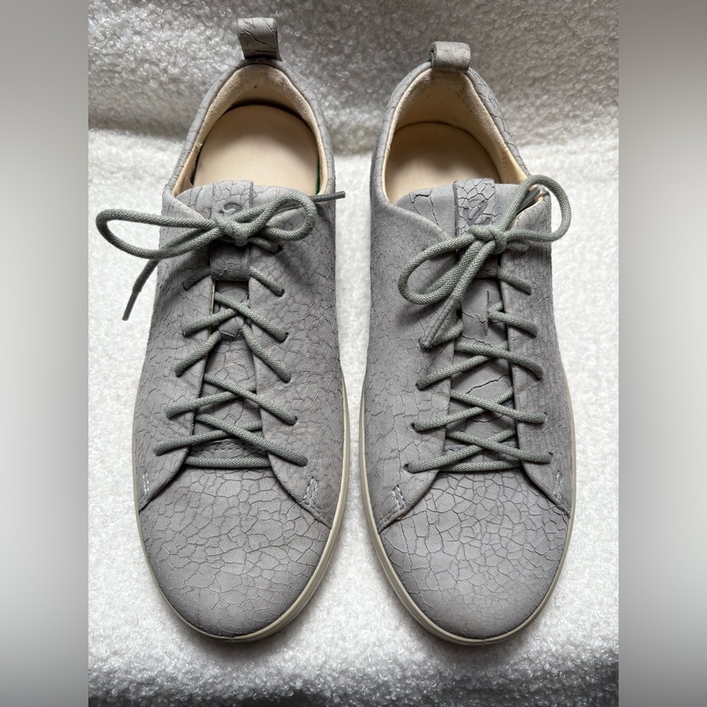 ECCO Womenβs Soft 8 Leather Lace Up Sneaker
